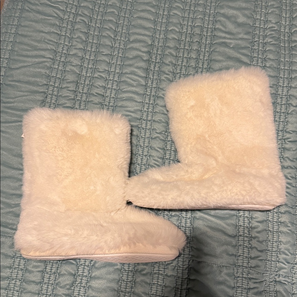 Lauren Conrad Fluffy White Boot Slippers size 7/8 7 8 New